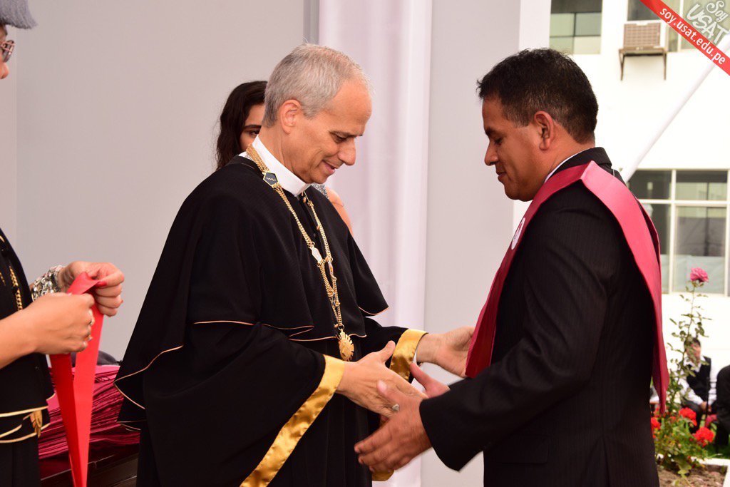 César Campos Bances junto a Mons. Robert F. Prevost el día de su graduación